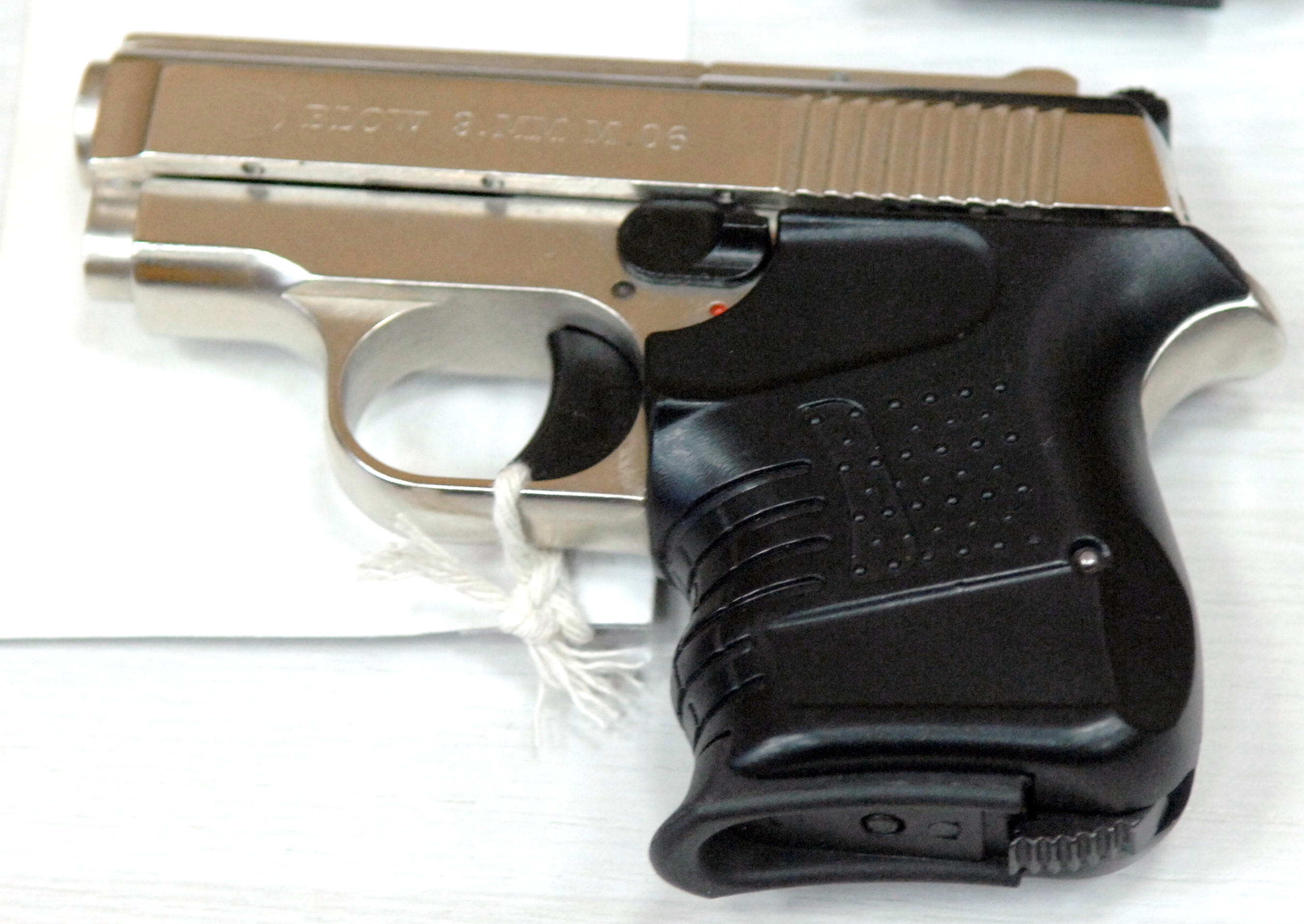 Un politist din Arad s-a sinucis cu arma din dotare. Barbatul a lasat un bilet de adio in care si-a explicat gestul