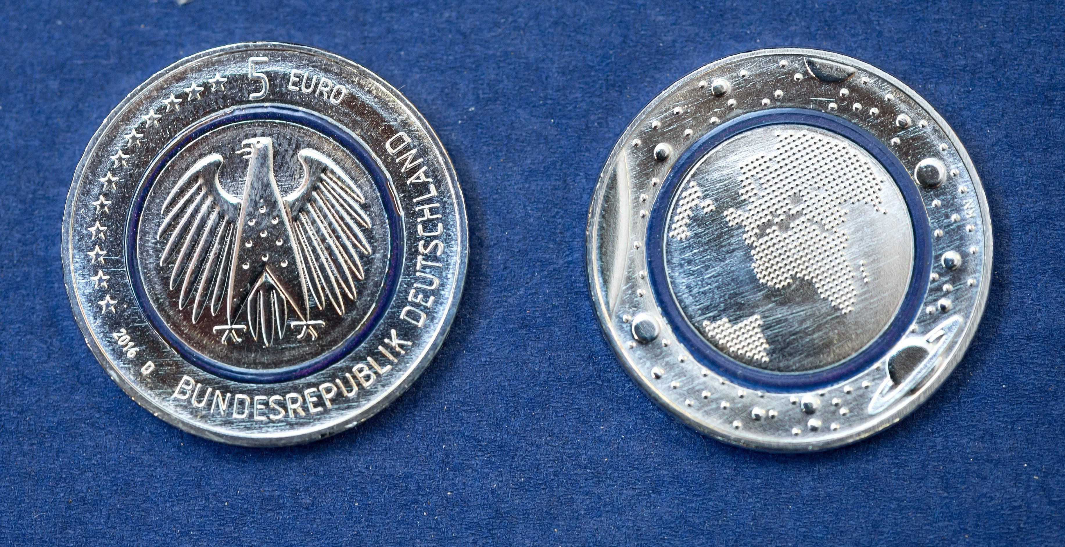 "Planeta albastra Pamant". Cum arata noua moneda de 5 euro, prezentata, luni, in Germania