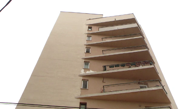 A spart geamurile apartamentului si s-a aruncat de la etaj. Rudele barbatului din Iasi spun ca era sub influenta drogurilor