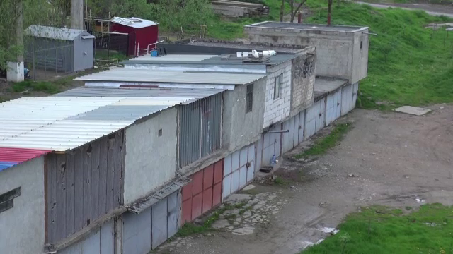 Inventia unor galateni, garajul cu etaj. Primar: "Sunt locuinte acolo, ca nu se urca cu masina la etaj"