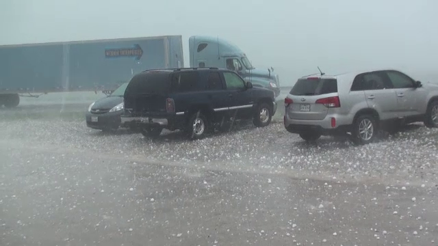 O furtuna cu grindina cat mingile de tenis a provocat panica si distrugeri in Texas. Imaginile dezastrului, filmate