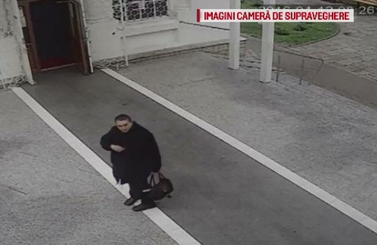 Furt filmat in biserica. O femeie a intrat cu o geanta la rugaciune si a iesit cu doua