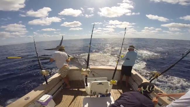 Un peste-sabie s-a napustit asupra unui pescar. Cateva secunde l-au salvat pe barbat. VIDEO