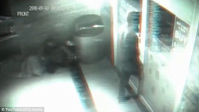 "Barbat-fantoma" filmat in timp ce intra intr-un magazin prin usile inchise. Reactia unui om al strazii care dormea in zona