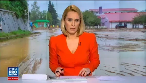 Inundatii puternice in judetul Brasov, dupa ce a plouat incontinuu 24 de ore. Un parau s-a revarsat pe un teren agricol