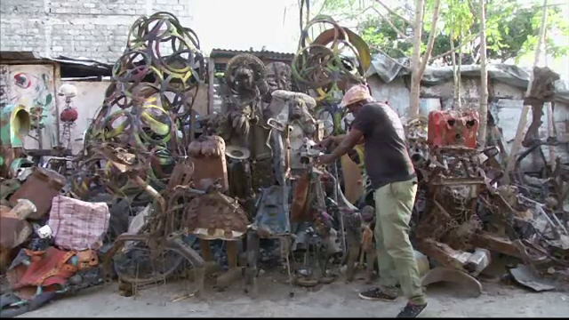 Operele inedite ale unor artisti din Haiti. Cum arata sculpturile realizate din piese de masina, jucarii sau cranii umane