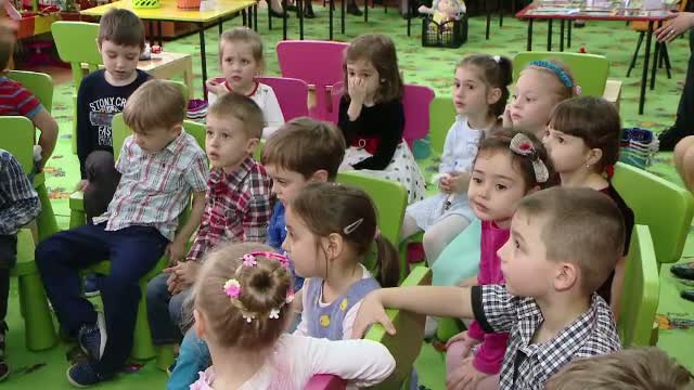 Copiii de la gradinitele din Iasi invata tainele economiei. Despre investitii si bani, intr-o piesa de teatru cu Pinocchio