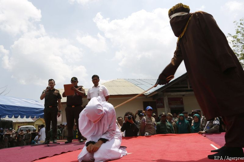 O femeie din Indonezia, supusa la chinuri groaznice pentru ca a vandut alcool. Cum a fost pedepsita in fata a sute de oameni