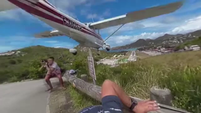 Un grup de turisti din St. Barths, la un pas sa fie loviti de un avion. Ce s-a intamplat in momentul aterizarii