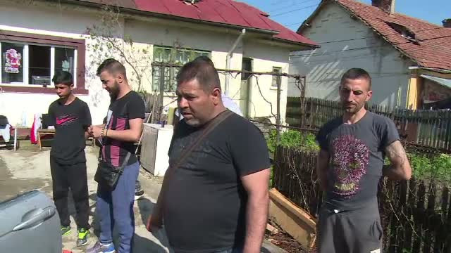 Barbatul lovit cu bate si sabii, acum 2 saptamani, a murit la o clinica din Capitala. Rudele sustin ca traiesc sub amenintare