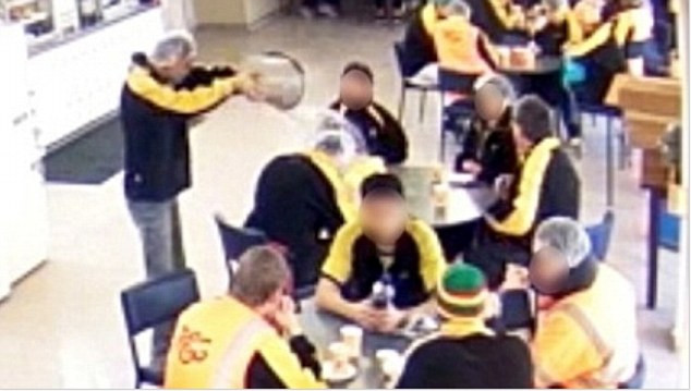 Momentul in care un barbat ii toarna o galeata cu apa fierbinte in cap colegului sau. Motivul absurd pentru care a facut asta