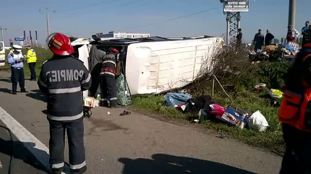 Plan ROSU de interventie pe autostrada A1. Un microbuz s-a rasturnat si 12 persoane au fost ranite, printre care 6 copii