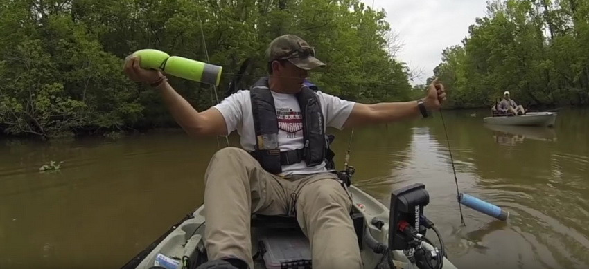 Copilul lui a inceput sa tipe de frica: "Vreau la mami!" Ce a prins acest pescar fara sa vrea