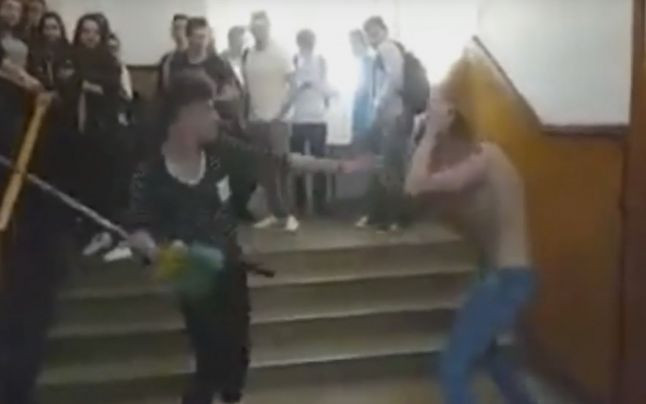 Ancheta dupa ce doi elevi de la cel mai bun liceu din Gorj s-au batut la scoala. Colegii lor au filmat scenele. VIDEO