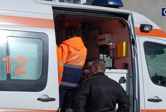 Fetita de sapte ani, lovita de masina in timp ce desena cu creta pe asfalt. Soferul nu a obsevat-o si a dat cu spatele