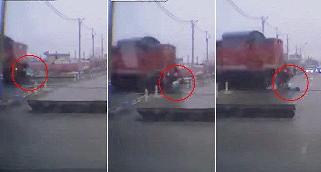 Adolescenta lovita de un tren pe care nu l-a auzit, pentru ca asculta muzica la casti. Detaliul socant surprins pe camere