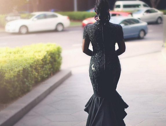 Explicatia din spatele acestei imagini: de ce s-a imbracat mireasa in negru la propria nunta