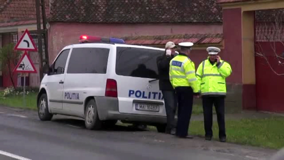 Evadare cu focuri de arma, filmata de un trecator in Covasna. Momentul in care o femeie dispare de sub ochii politistilor