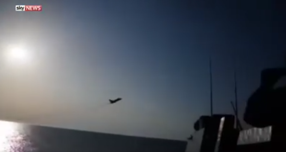 Momentul in care avioane de lupta rusesti au simulat un atac asupra unei nave de razboi a SUA in apele internationale. VIDEO