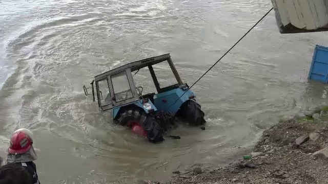 Operatiune dramatica pentru salvarea unui batran care a cazut cu tractorul in Somes. Pompierii l-au cautat mai bine de 5 ore