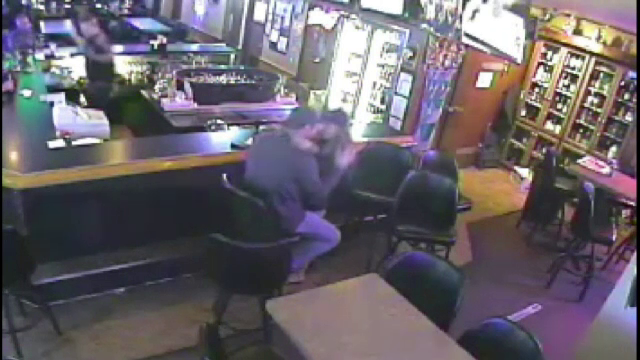 Doi tineri din SUA, mult prea indragostiti pentru a observa lumea din jur. Ce s-a intamplat in timp ce se sarutau intr-un bar