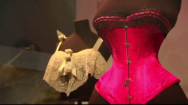 Expozitie de lenjerie intima la Londra. Chinurile la care se supuneau femeile in trecut pentru a avea o talie de viespe
