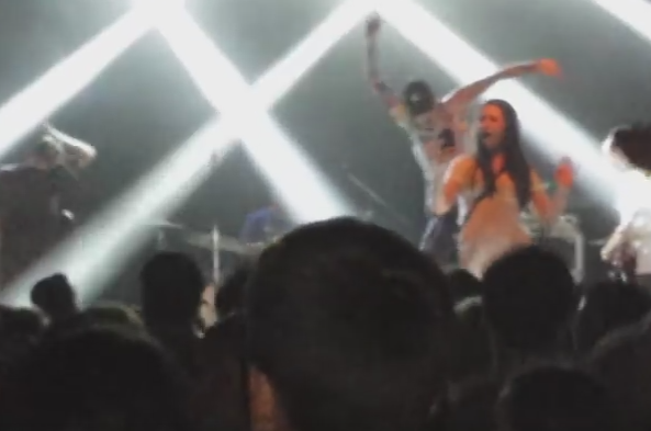 Gestul violent al unui star punk atunci cand o fana s-a urcat pe scena sa-si faca un selfie. Cum a reactionat publicul