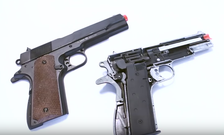 Trucul "magic" prin care acest barbat reuseste sa taie o lanterna, cu precizie milimetrica, folosind doar apa. VIDEO