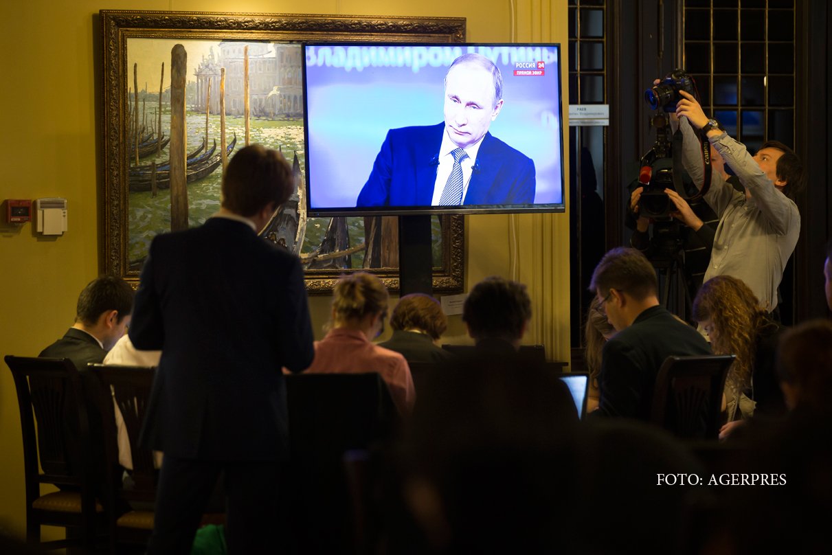 ziaristii urmaresc conferinta de presa Q&A a lui Putin