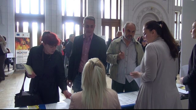 Tinerii, mult prea "ocupati" sa-si caute un loc de munca, isi trimit parintii la targurile de profil. Care sunt salariile