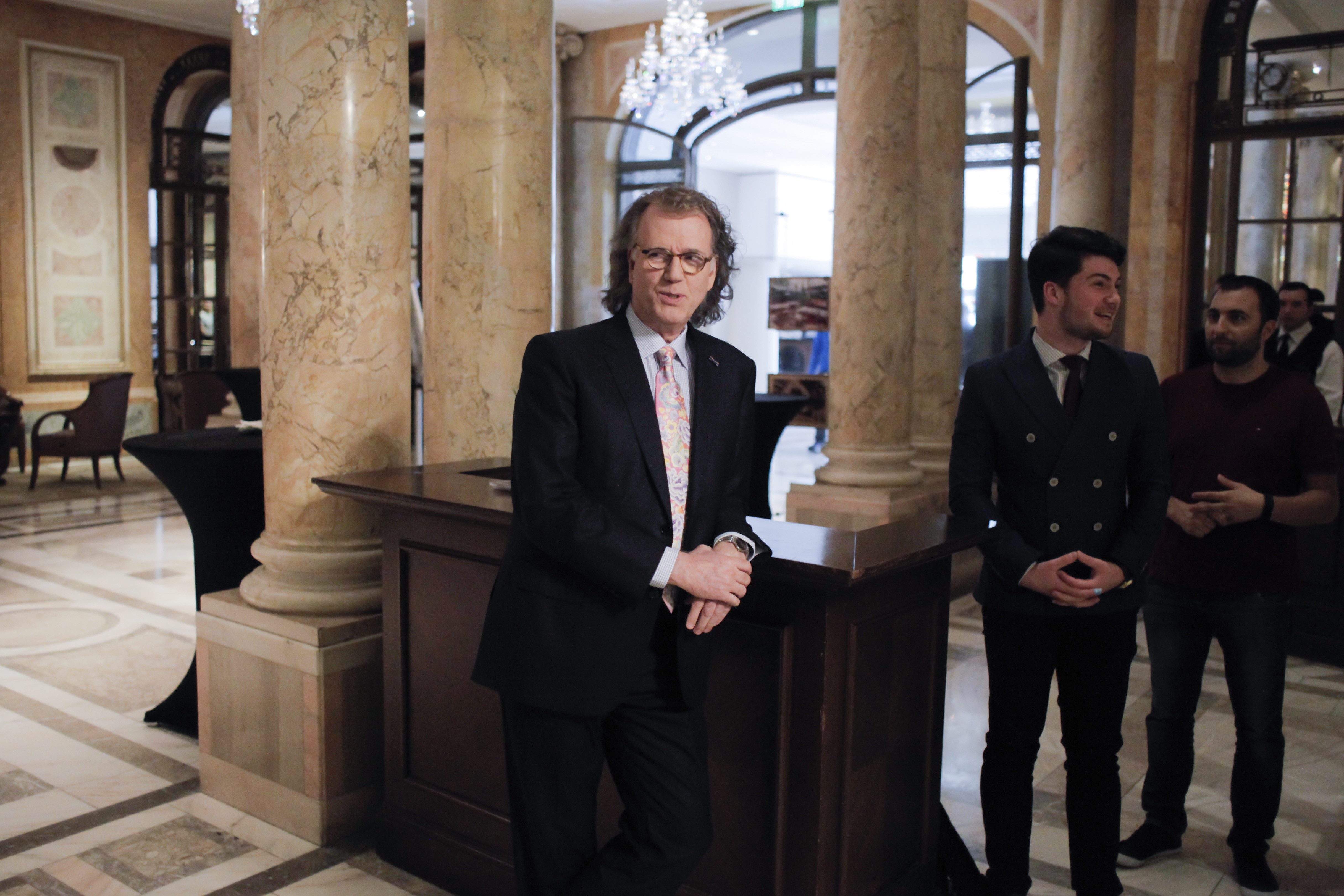 Andre Rieu s-a intalnit cu supravietuitorii incendiului din Colectiv. Donatia facuta de celebrul violonist pentru raniti