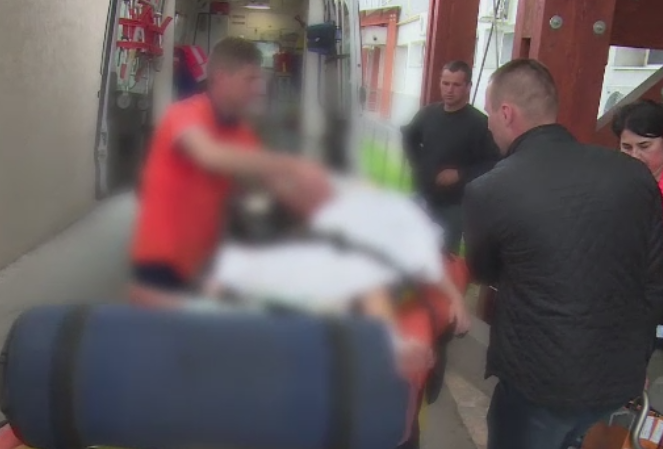 Copil de 5 ani, in stare grava dupa ce a fost lovit in plin de o masina in timp ce mergea cu mama lui pe marginea drumului