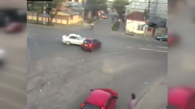 Tanara transportata la spital, dupa ce a fost lovita intr-un accident in Braila. Camerele de supraveghere au surprins totul