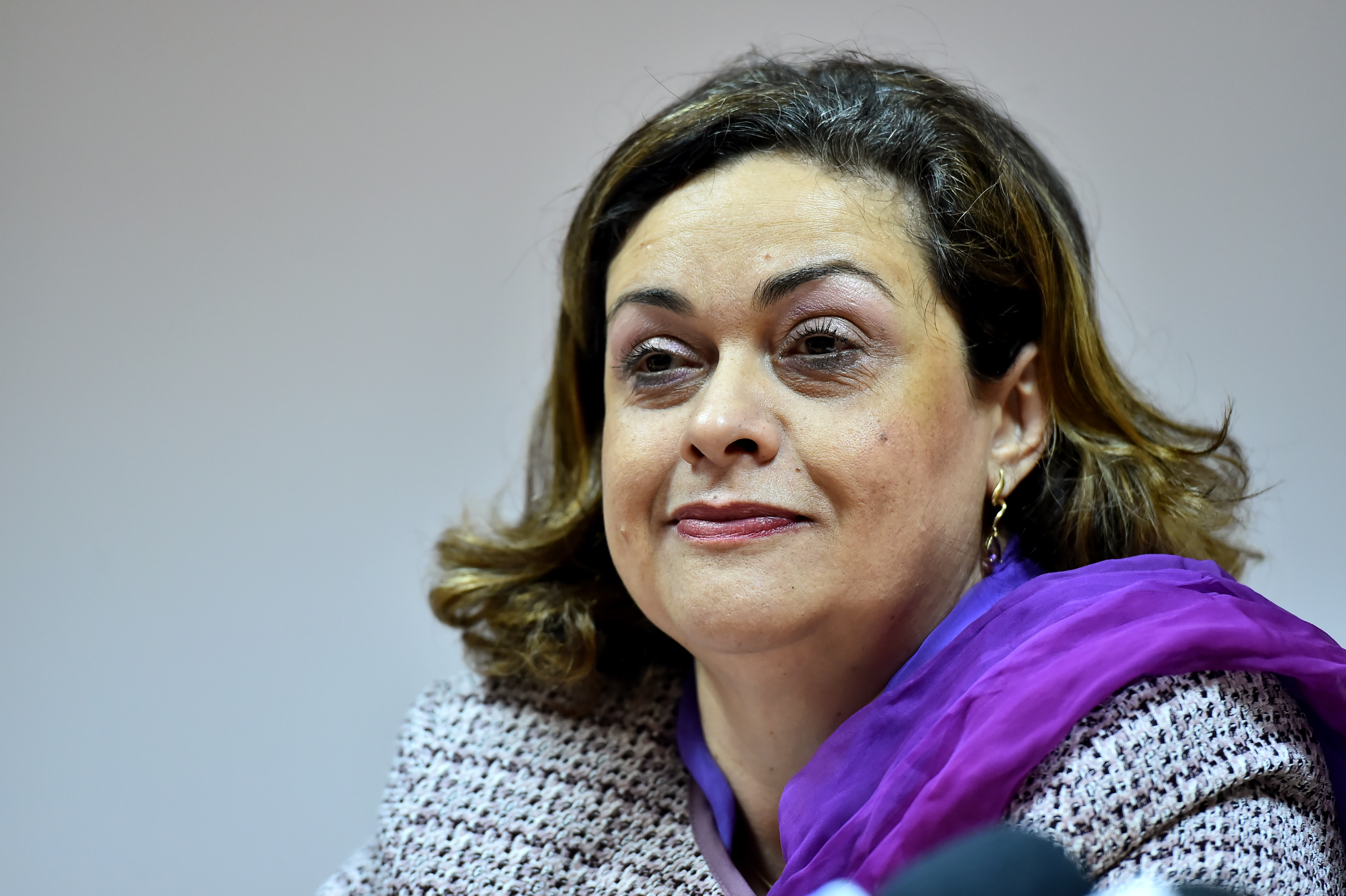 Ministrul Muncii, Ana Costea, si-a dat demisia in urma scandalului privind legea salarizarii bugetarilor. Ciolos a acceptat-o