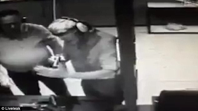 A vazut ca pistolul nu functioneaza si l-a testat... in palma. Incident socant FILMAT intr-o sala de trageri