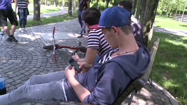 Pentru ce folosesc romanii smartphone-urile. 89% dintre detinatorii de telefoane inteligente nu se despart de ele nici seara