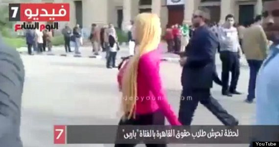 Ce se intampla cand o tanara imbracata in haine stramte intra intr-un campus din Egipt? Reactiile socante ale barbatilor