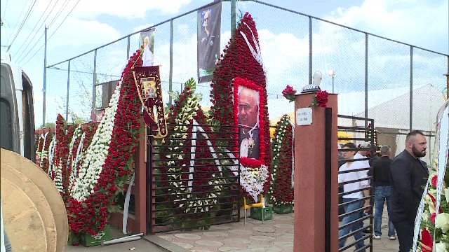 Manele cu dedicatii, coroane de doi metri si peste 1000 de oameni. Scenele surprinse la priveghiul interlopului Fane Spoitoru