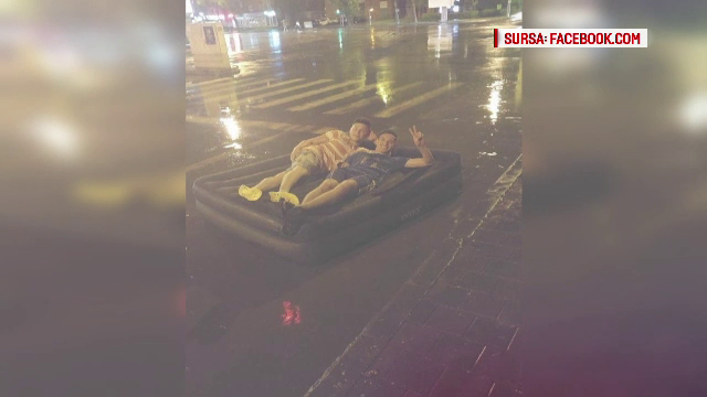Imagini surprinse in timpul ploii torentiale care a paralizat Iasiul. Cativa tineri au iesit cu salteaua pneumatica pe strada