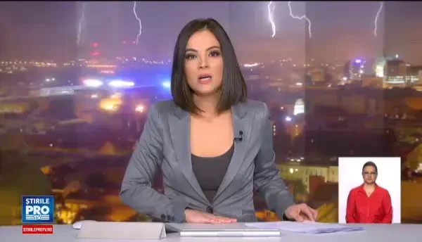 Imagini dramatice la Iasi, unde cartiere intregi au fost inundate. Un batran, tras cu forta in apa de viitura