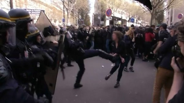 Membru al fortelor de ordine din Paris, surprins in timp ce a lovit brutal cu piciorul o protestatara. Ce i-a spus tanara