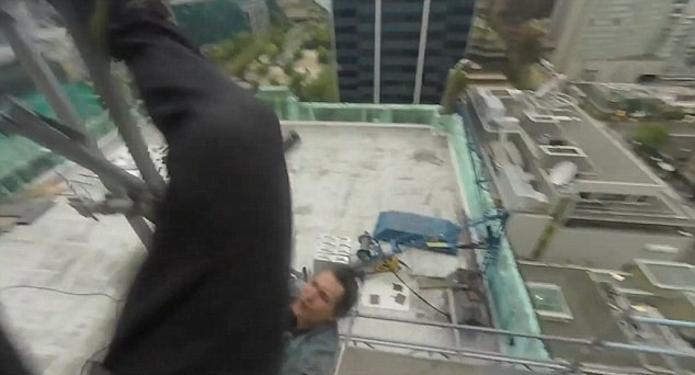 Momentul terifiant in care un alpinist cade pe beton de la o inaltime de 9 metri, in timp ce incerca sa escaladeze o cladire
