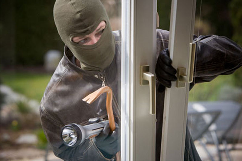 Hot din Iasi prins de proprietara in casa si lovit cu ciocanul de snitele in cap. Ce s-a intamplat cu barbatul