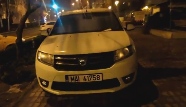 Masina MAI parcata pe trotuar. Mesajul lasat in geamul autoturismului. VIDEO