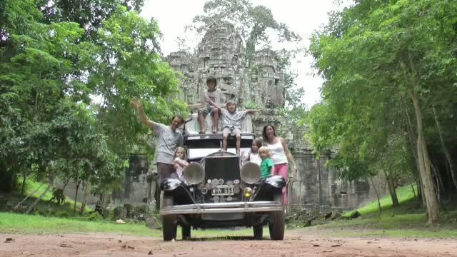 Povestea familiei Zapp, care a strabatut tot pamantul, iar acum a ajuns si in Romania. Cum traiesc cu cei patru copii