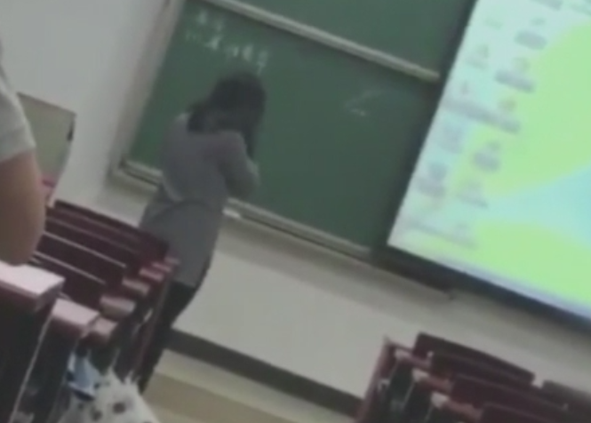 Ce a patit o studenta dupa ce profesorul a prins-o folosind telefonul la curs. Imaginile au ajuns pe internet