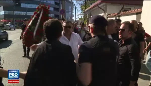 Scene halucinante la inmormantarea lui Fane Spoitoru. Peste o mie de oameni s-au calcat in picioare la Cimitirul Bellu