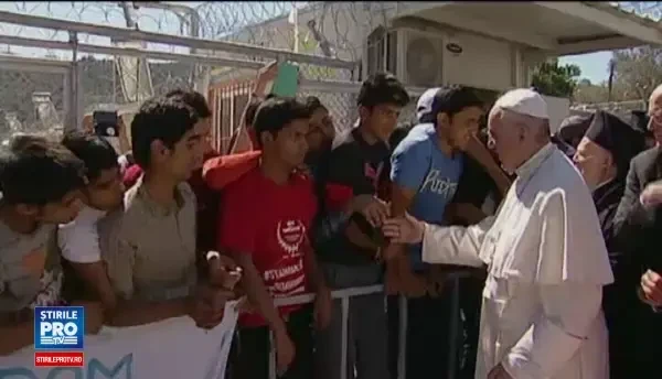 Nu va pierdeti speranta. Cum s-a desfasurat vizita Papei Francisc in Lesbos, de unde a luat cu el 12 refugiati sirieni
