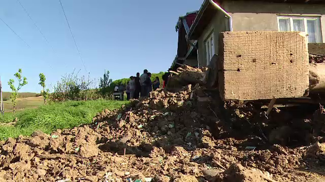 O fetita de sase ani din Mures a murit strivita de peretele unei case vechi. Ce facea copila in momentul tragediei