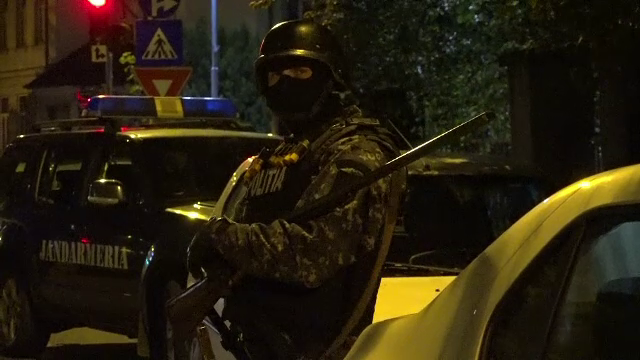 Scandal cu focuri de arma si topoare in Baia Mare intre doua clanuri de romi. Peste zece persoane, retinute de mascati